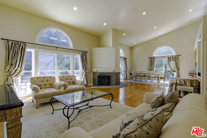 Property Photo:  2250 Betty Ln  CA 90210 