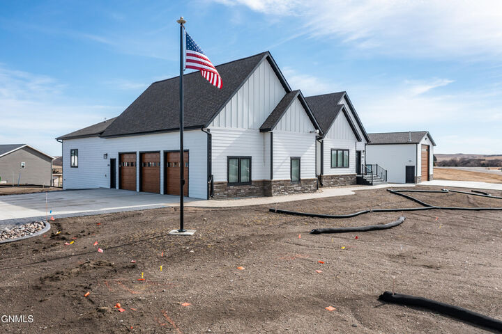 Property Photo:  1016 Silver Spur Place  ND 58503 