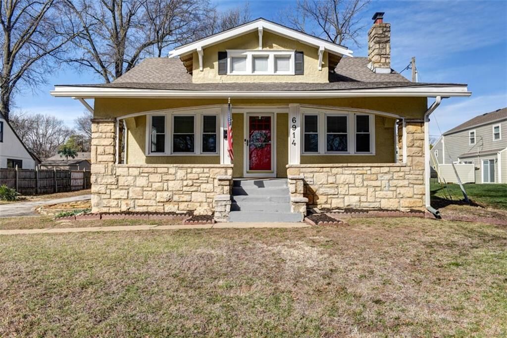 Property Photo: 6914 Metcalf Avenue KS 66204