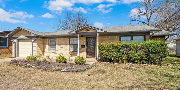 Property Photo:  1803 W Birch Ave  OK 73533 
