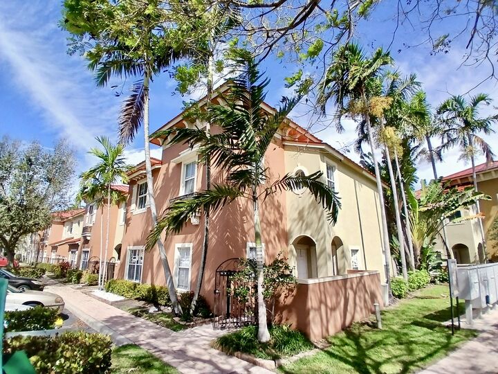 Property Photo: 247 Lake Monterey Circle FL 33426