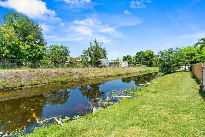 Property Photo: 3187 Buccaneer Road FL 33462