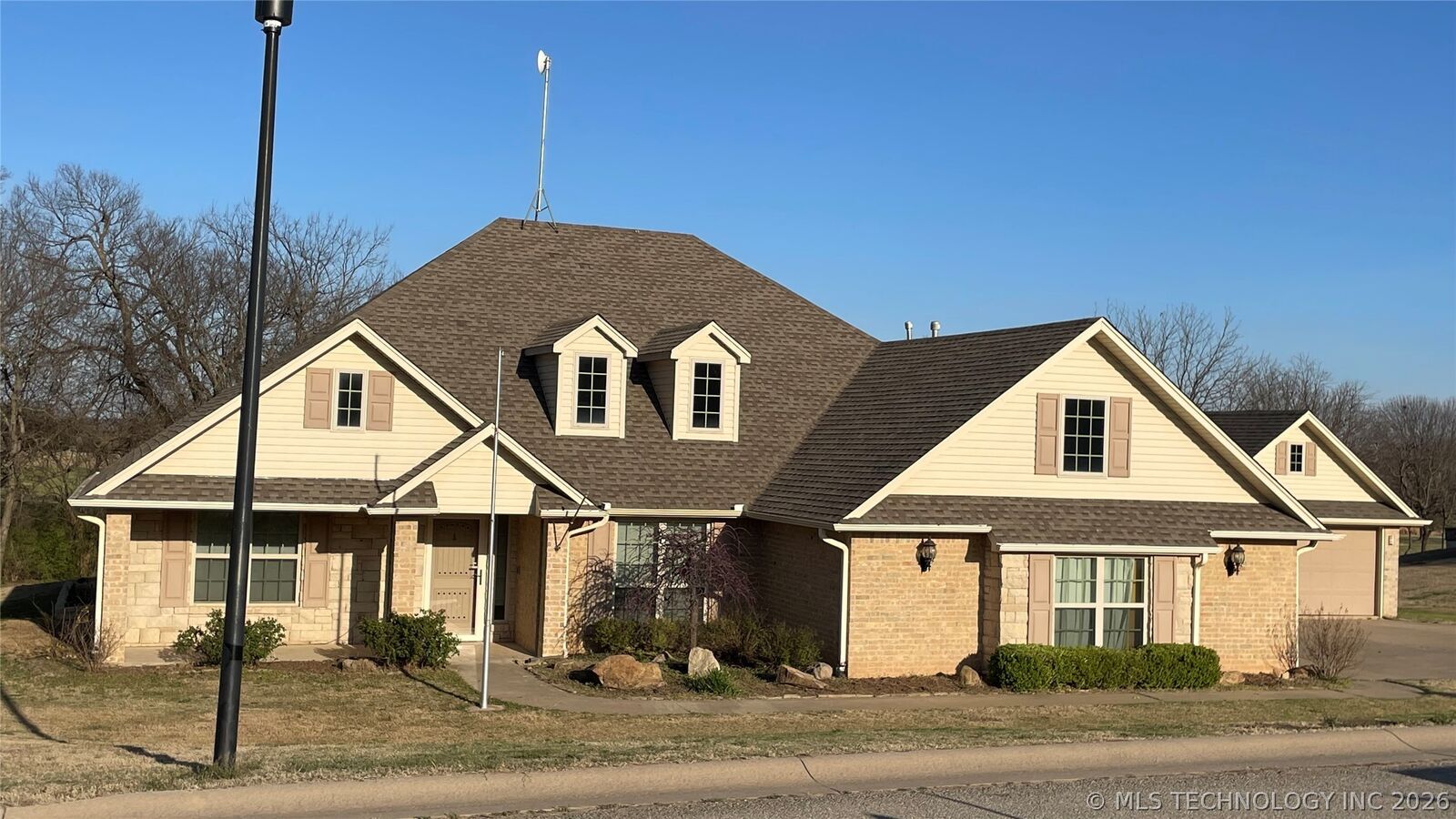 Property Photo:  909 S Country Club Drive  OK 74023 