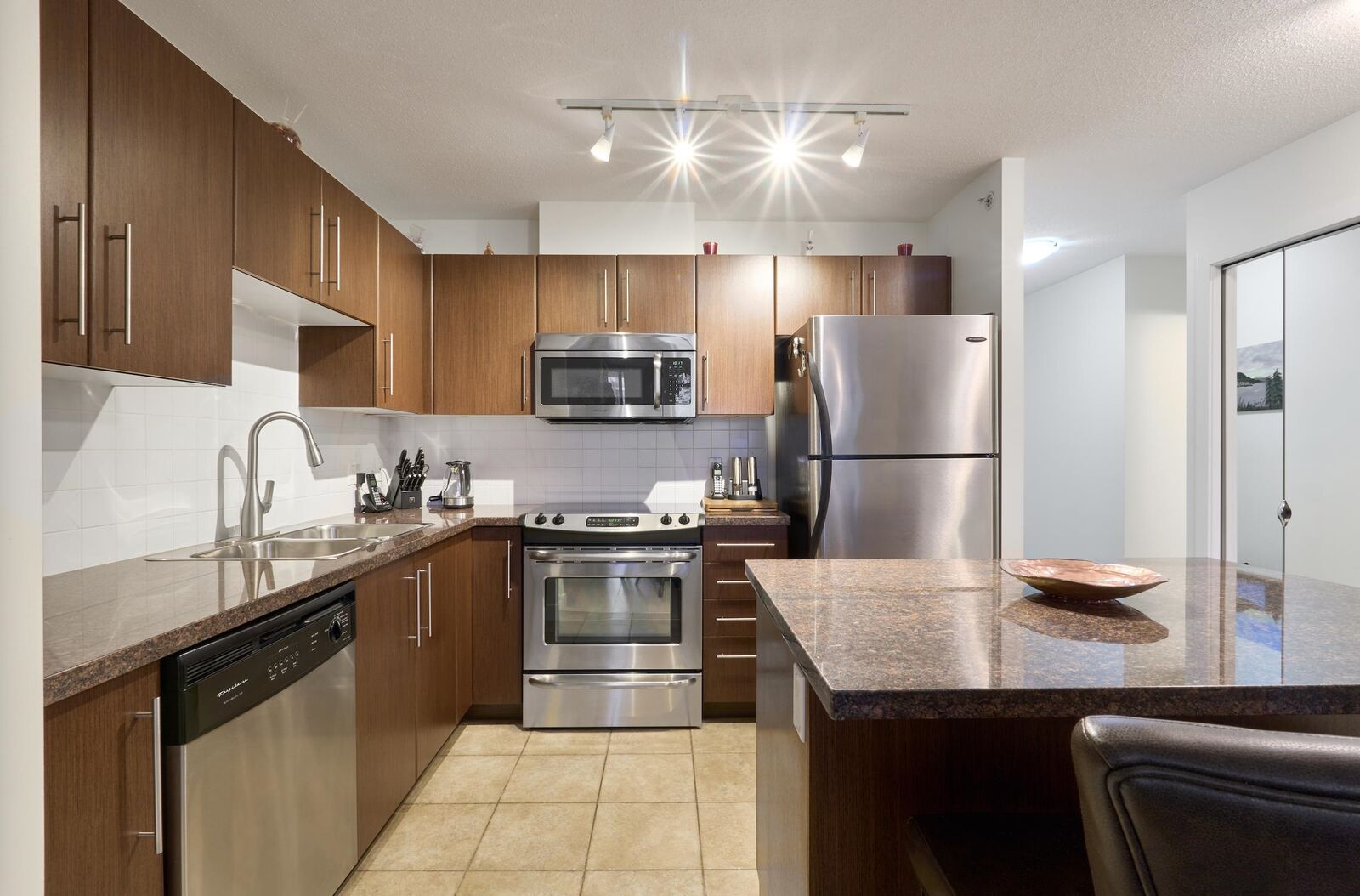 Property Photo:  2138 Madison Avenue 401  BC V5C 6T6 
