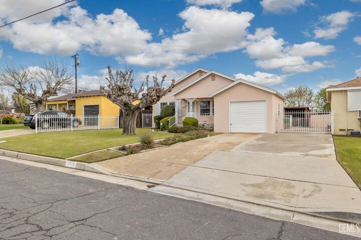 Property Photo:  2416 Barnett Street  CA 93308 