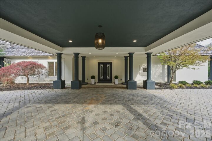 Property Photo: 1417 S Wendover Road NC 28211