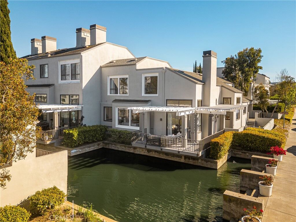 Property Photo:  19 Waterway 9  CA 92614 