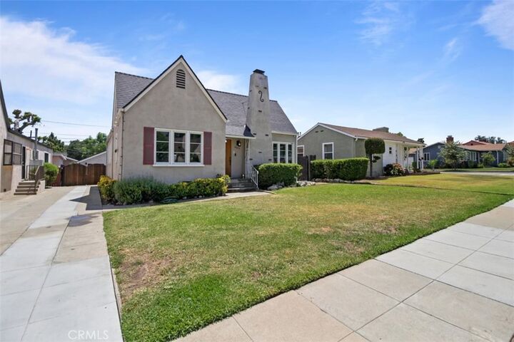 Property Photo:  2682 E Villa Street  CA 91107 