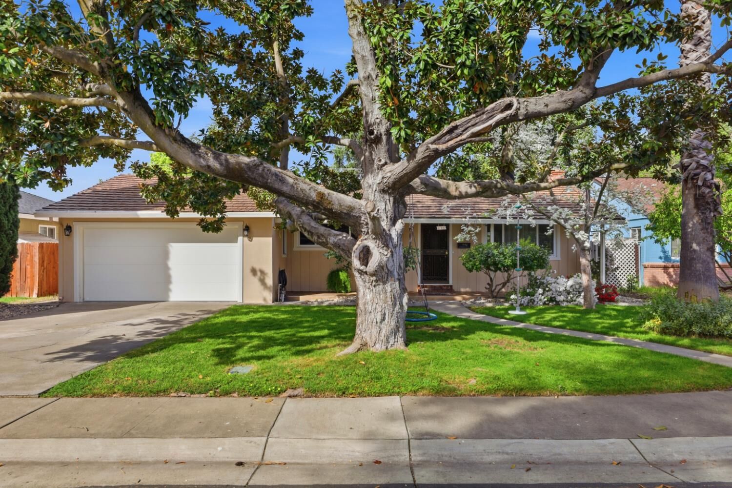 Property Photo: 1148 Fallbrook Street CA 95691