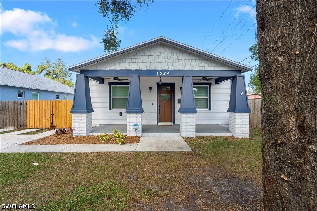 Property Photo:  1324 E Giddens Avenue  FL 33603 