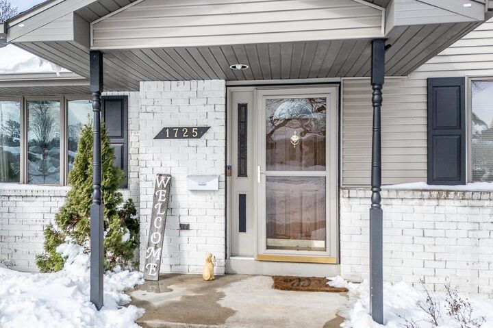 Property Photo:  1725 Smith Street  WI 54961-2367 