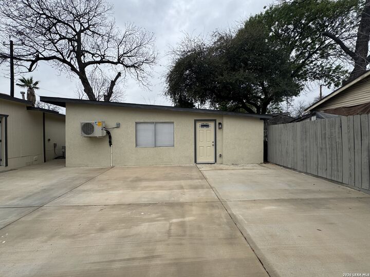 Property Photo: 631 E Mistletoe TX 78212