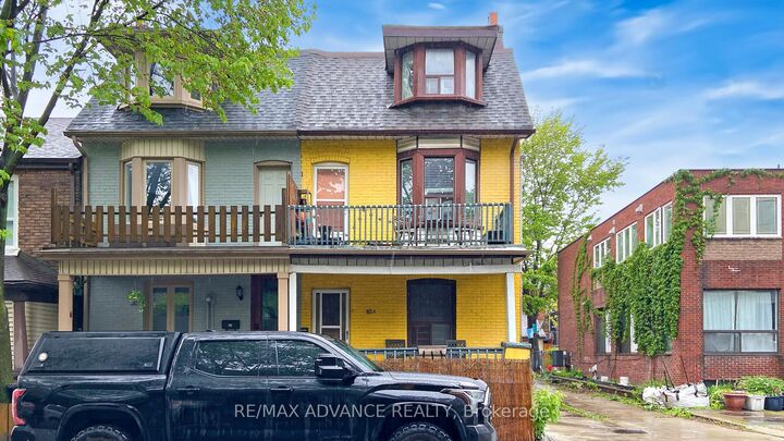Property Photo: 82A Augusta Avenue ON M5T 2L1
