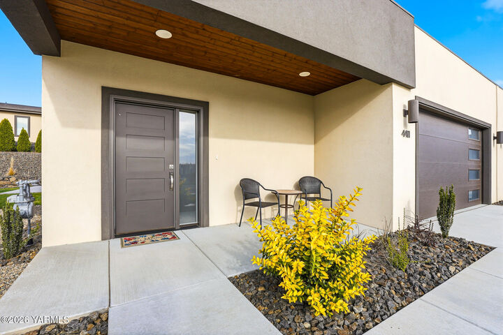 Property Photo:  4411 Tayhill Way  WA 98908 