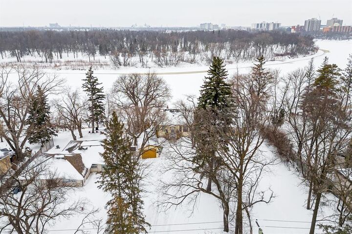 Property Photo:  862 Crescent Drive  MB R3T 1X2 