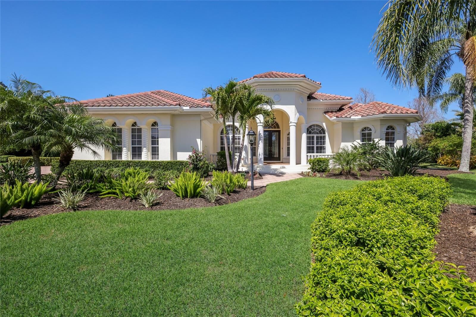 Property Photo: 7804 Rosehall Cove FL 34202