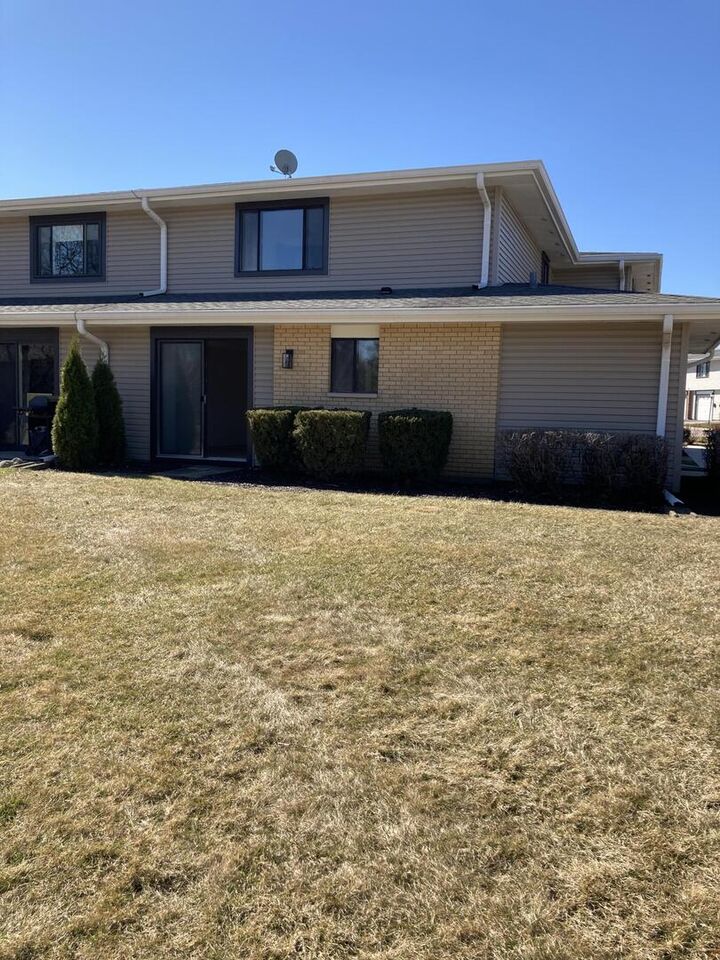 Property Photo:  166 Chatham Court B  IL 60108 