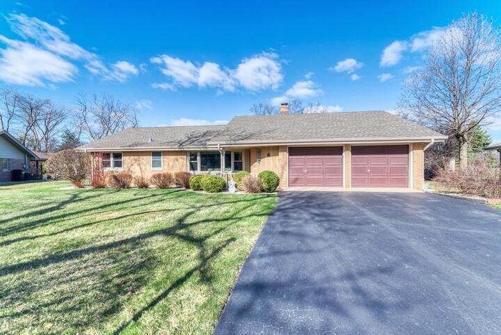 Property Photo:  6 Meadowood Drive  IL 60523 