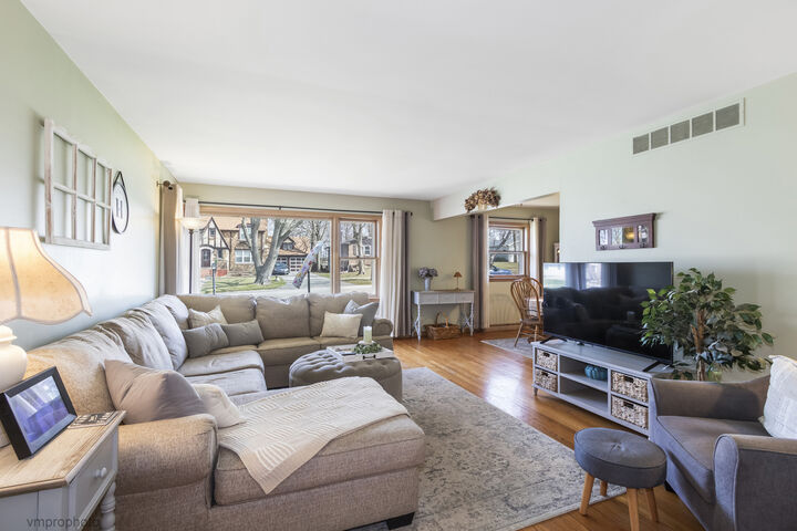 Property Photo: 330 S Oak Street IL 60067