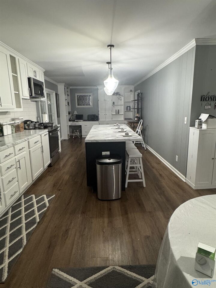 Property Photo:  1716 SW Iris Street  AL 35601 