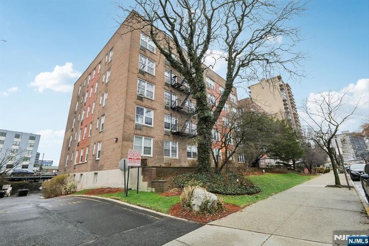 Property Photo:  2160 Center Avenue 4N  NJ 07024 