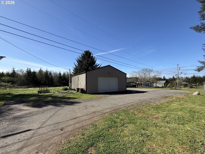 Property Photo: 17623 Brown Deer Ln OR 97415