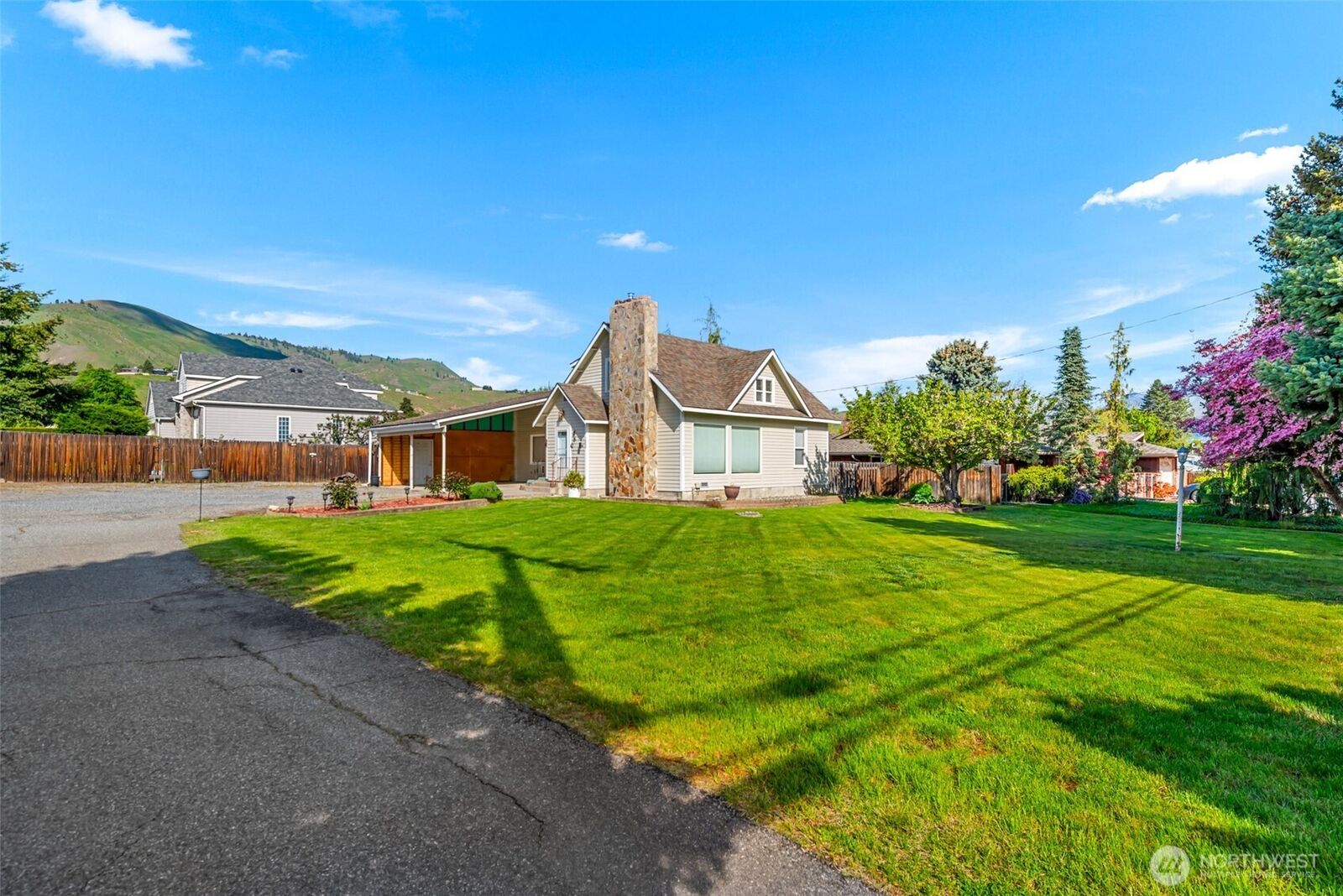 Property Photo:  1000 N Western Avenue  WA 98801 
