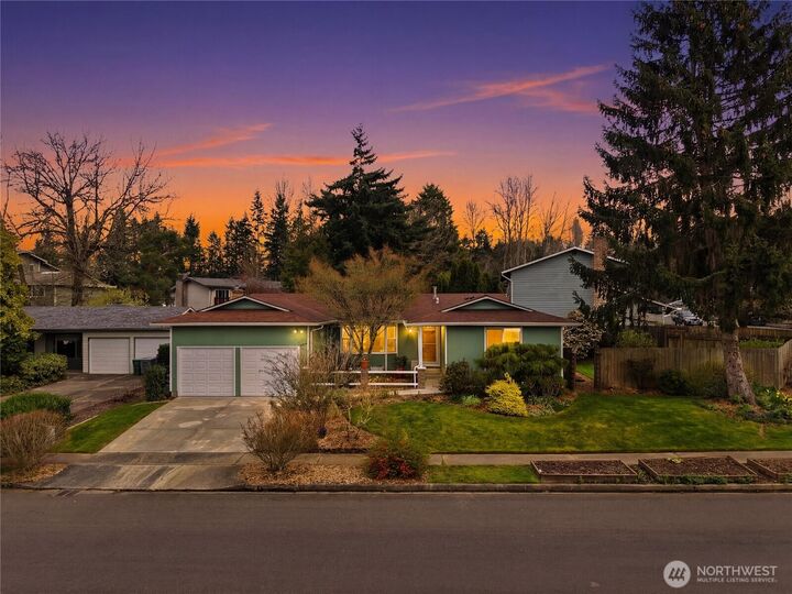Property Photo:  2548  Smithers Avenue S  WA 98055 