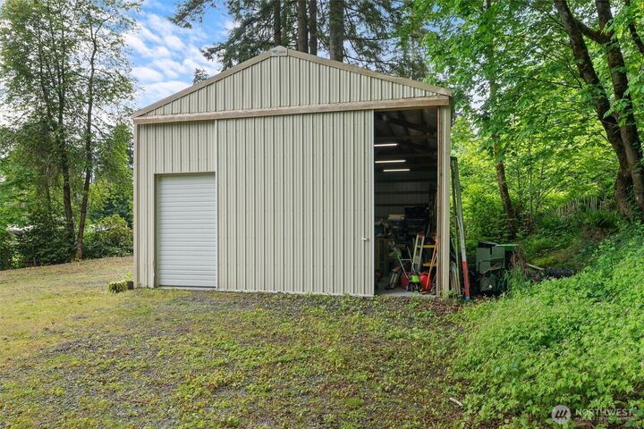 Property Photo:  16100 SE 113th Place  WA 98059 