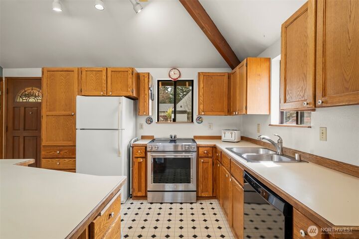 Property Photo:  2007 E 15th Street  WA 98310 