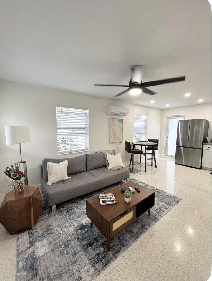 Property Photo: 1516 N Dixie Highway 1-2 FL 33304