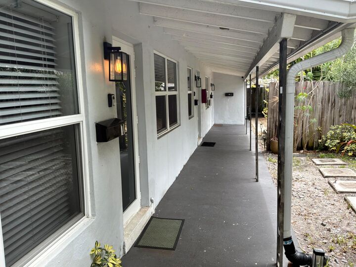 Property Photo:  1516 N Dixie Highway 1-2  FL 33304 