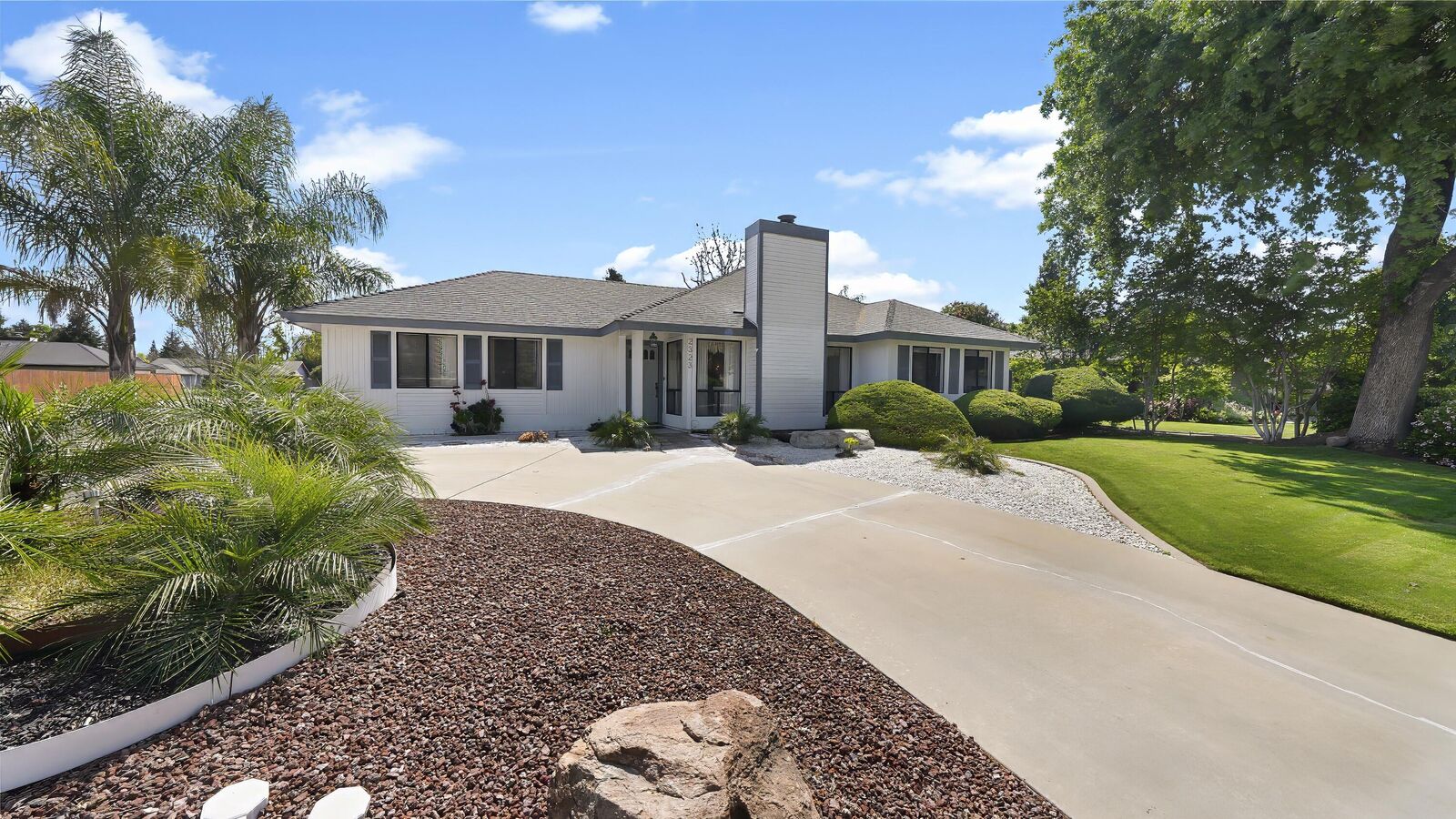 Property Photo:  2323 E Hillcrest Avenue  CA 93292 