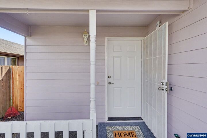 Property Photo: 4444 Leafwood Av NE OR 97305