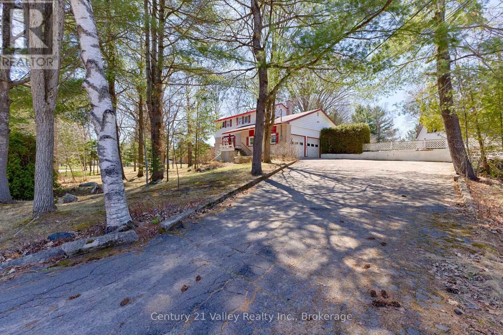 Property Photo: 775 Pinegrove Crescent ON K8A 7E3
