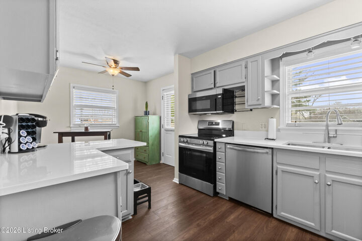 Property Photo:  3140 Hunsinger Ln  KY 40220 