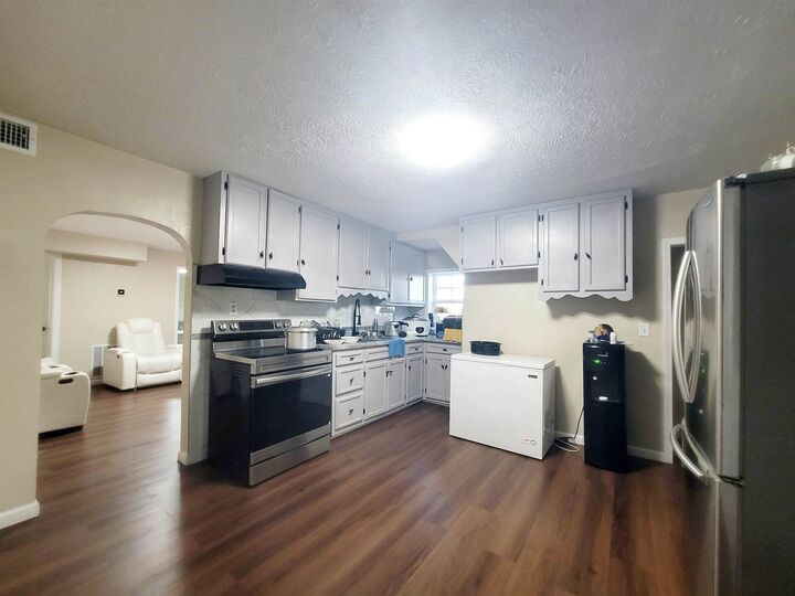 Property Photo: 1612 E 8th NE 69130