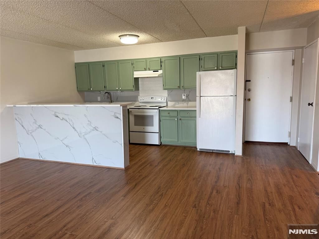 Property Photo:  281 Park Street 3B  NJ 07601 