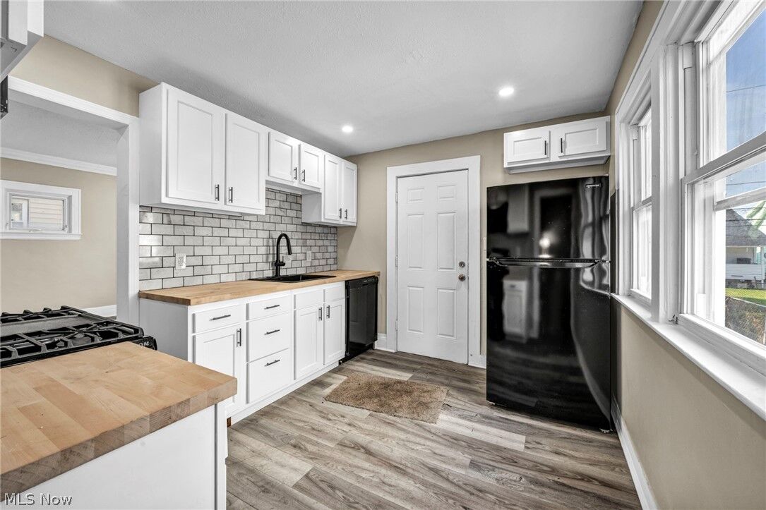 Property Photo: 13620 S Parkway Drive OH 44105