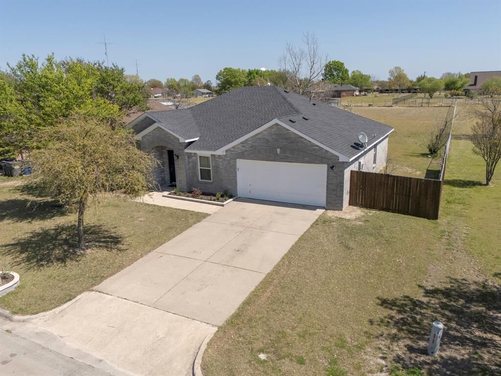 Property Photo:  433 Windmill Drive  TX 75166 