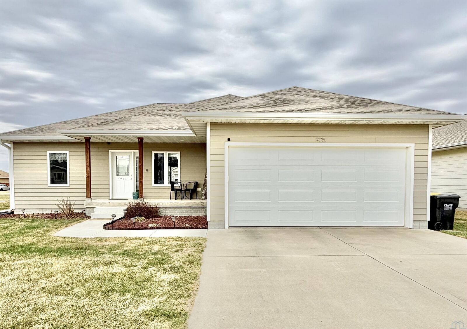 Property Photo: 925 Campbell St SD 57049