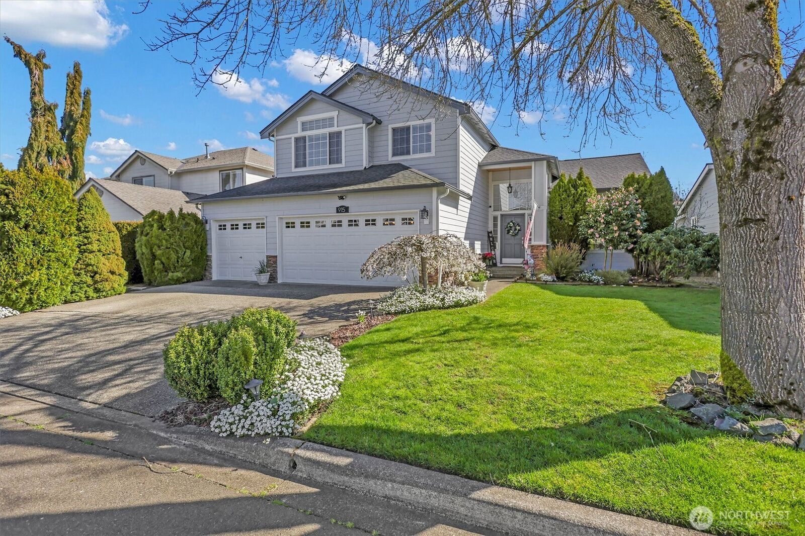 Property Photo:  915 N Laurel Lane  WA 98406 