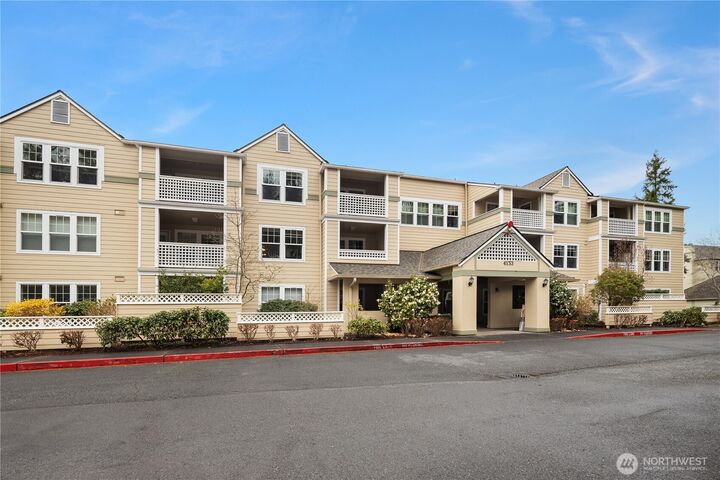 Property Photo:  4133  224th Lane SE 213  WA 98029 