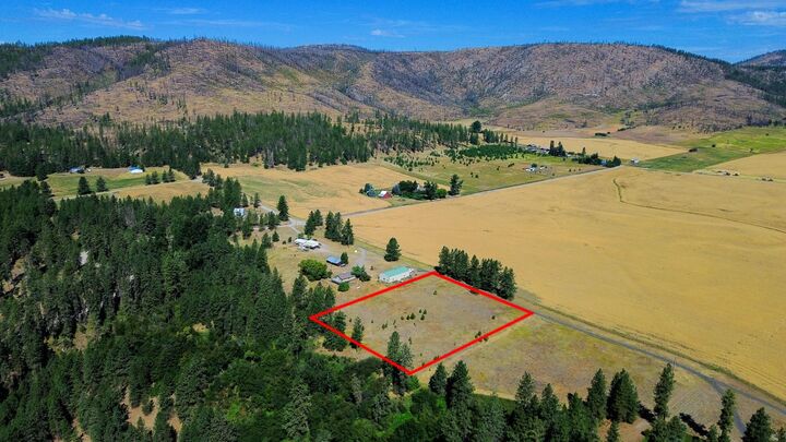 Property Photo:  5677 Riverview Ln  WA 99006 