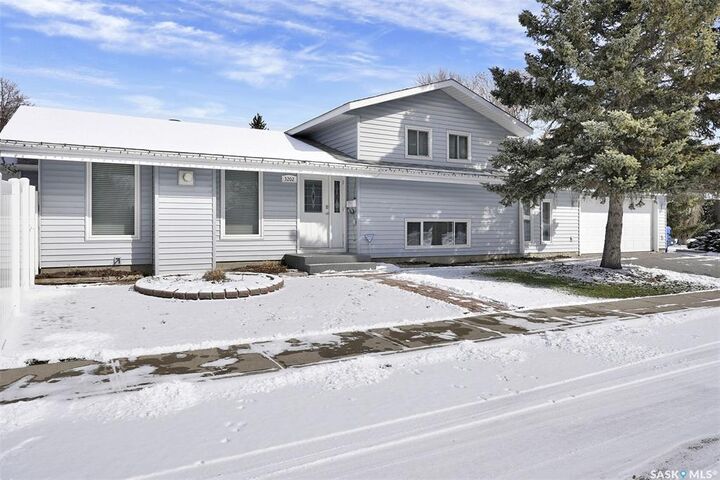 Property Photo:  3202 9th Avenue N  SK S4R 8C9 