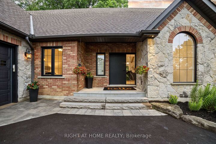 Property Photo:  515 Hamilton Drive  ON L9G 2A9 