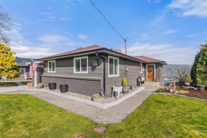 Property Photo:  1744 Valleyview Drive  WA 99403 