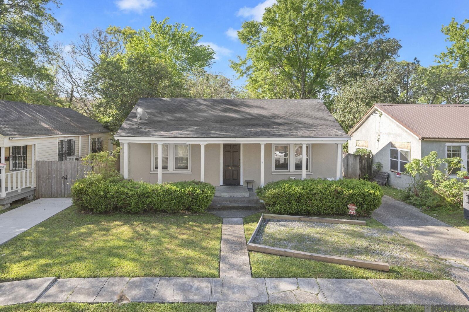 Property Photo:  835 Iris Street  LA 70802 