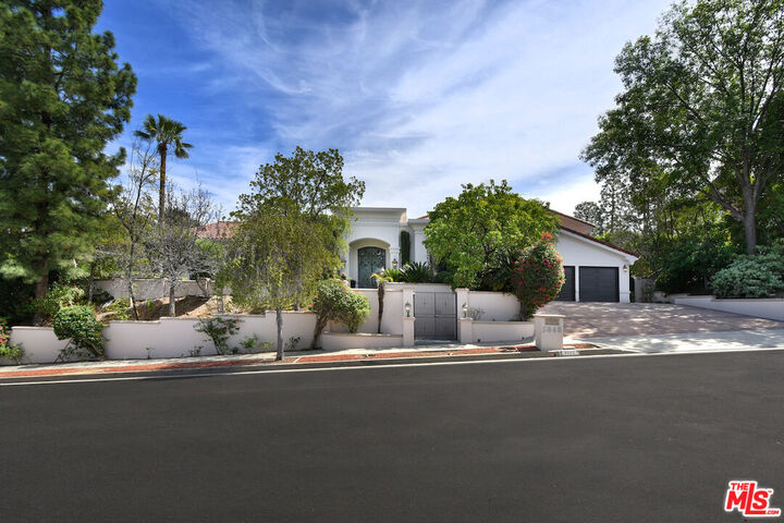 Property Photo:  3848 Alonzo Ave  CA 91316 