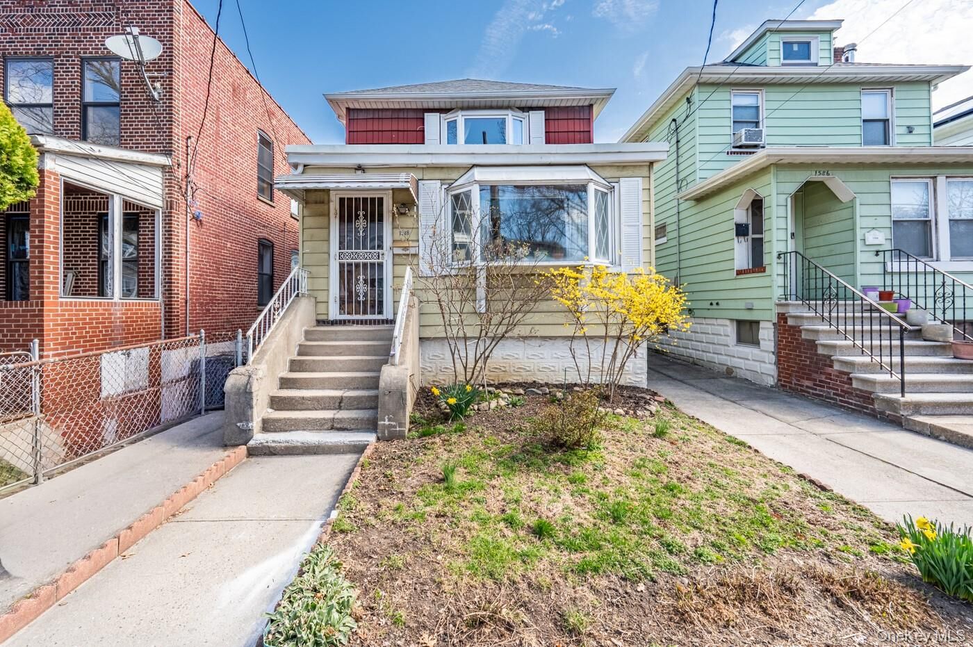 Property Photo:  1588 Hone Avenue  NY 10461 